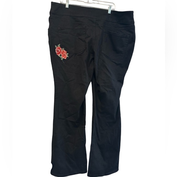 The Pioneer Woman Pull On Embroidered Floral Rose Boot Cut Jean Size 3XL - Picture 5 of 7